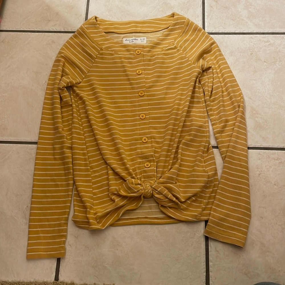 🩷 A&F tie front top in a yellow/mustard color - cute buttons add unique look!!